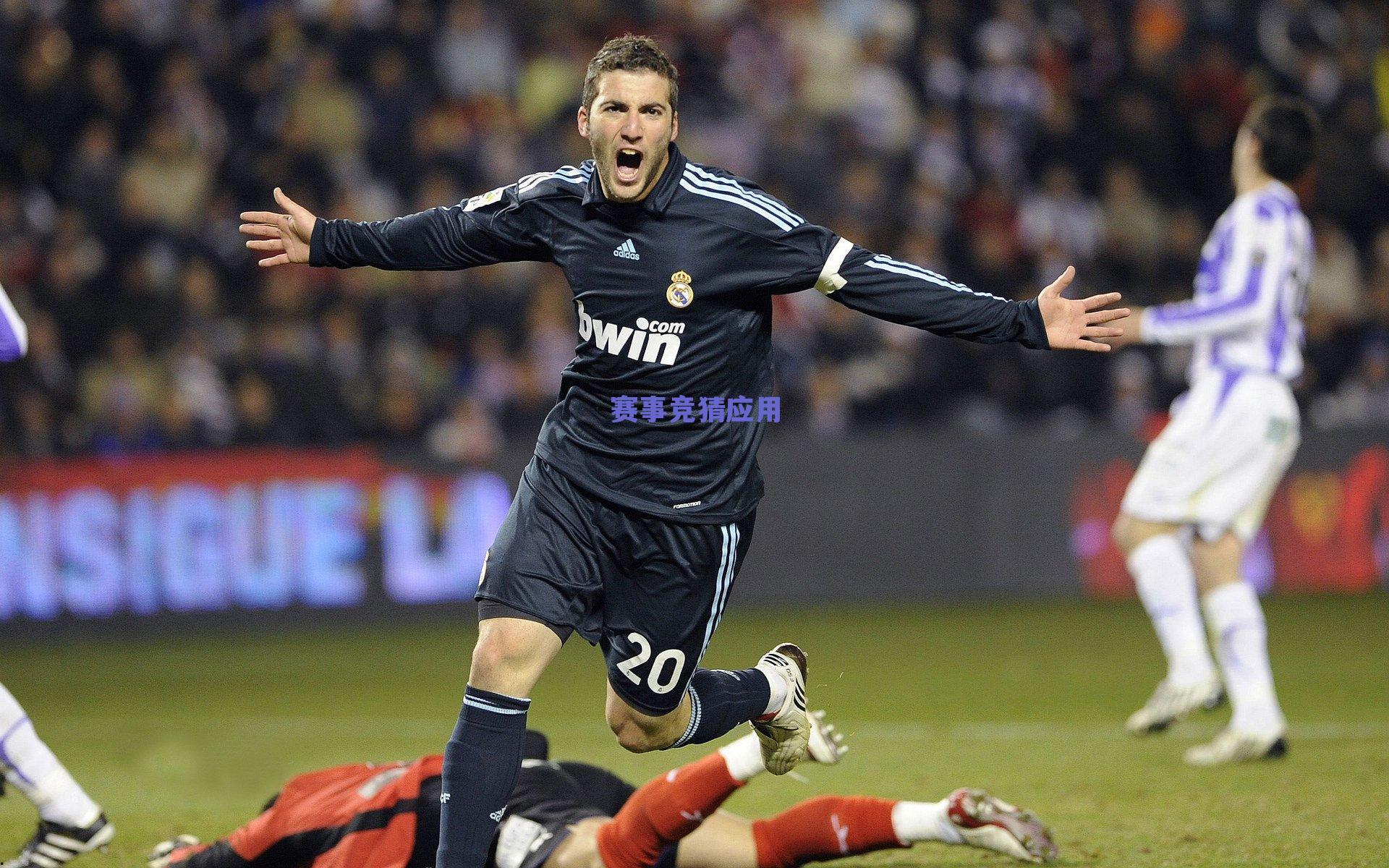 华体会体育_威少全能演出！关键分球助攻雷诺抛投，准三双率队紧咬比分