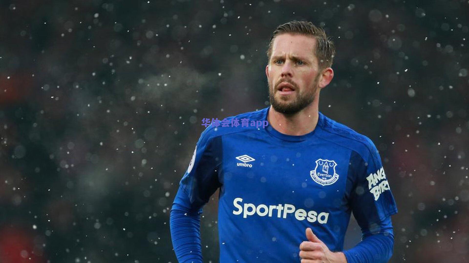 齐佐禁区边倒地引争议,裁判沉默改写冠军走势